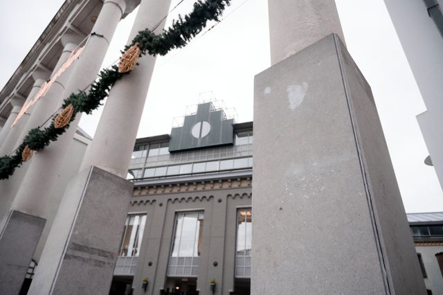 Las columnas delante de Max Euweplein están llenas de fósiles blancos que tienen varios cientos de millones de años.