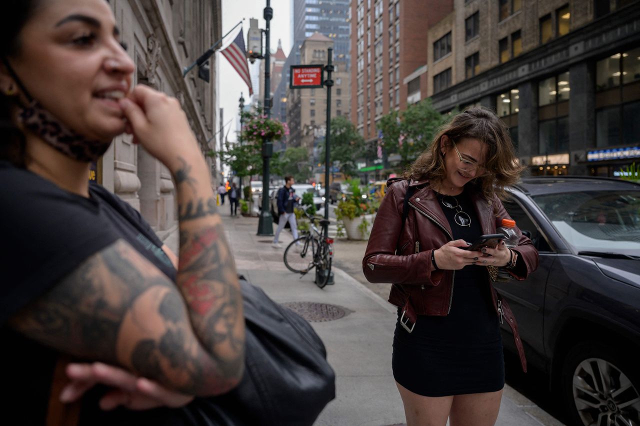 Een vrouw checkt haar Instagram-account op straat in New York. Instagram, WhatsApp en Facebook lagen er maandag urenlang uit.