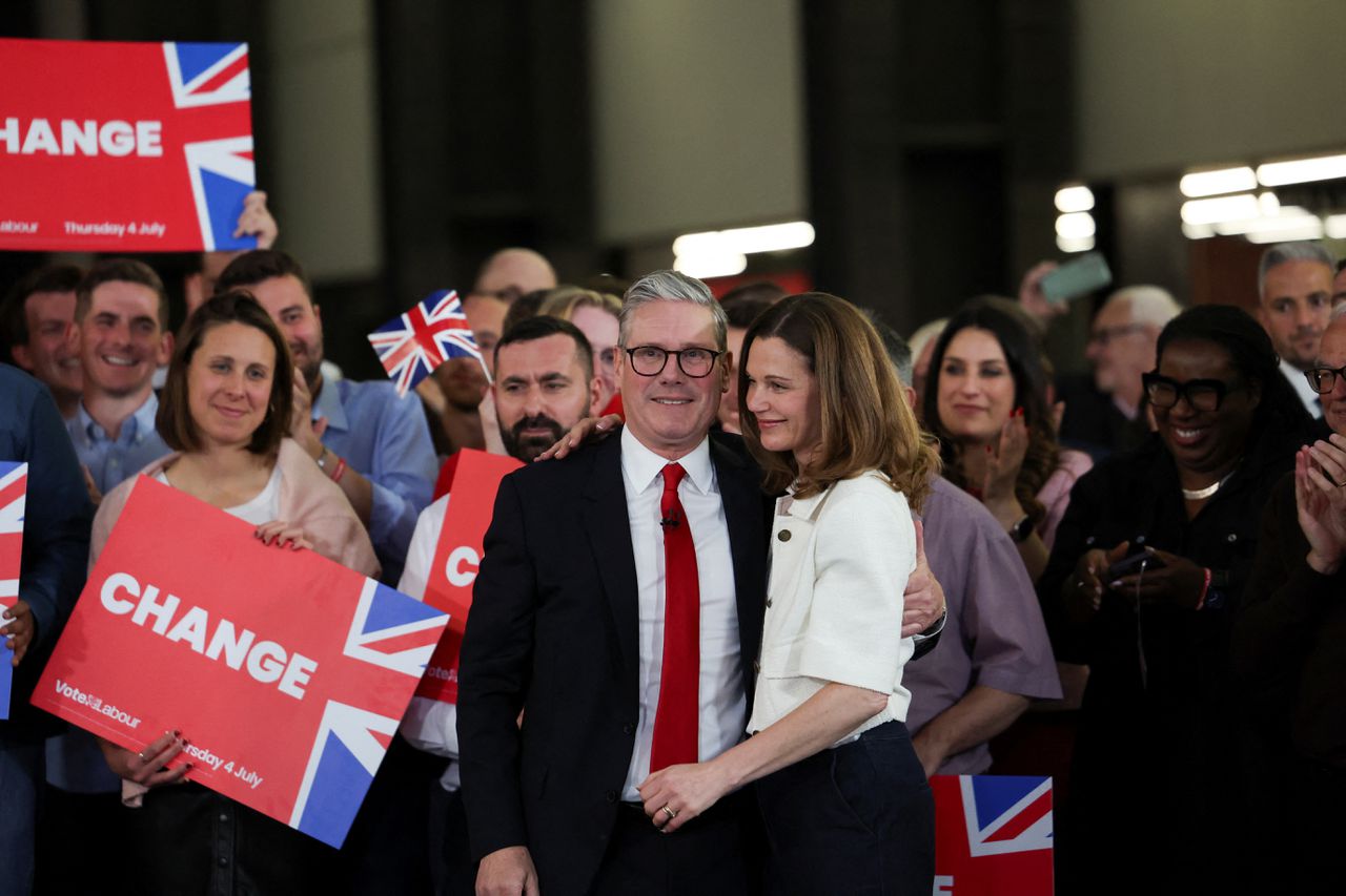 Labour wint verkiezingen overtuigend, verliezer Sunak spreekt van ‘ontnuchterend’ kiezersoordeel 