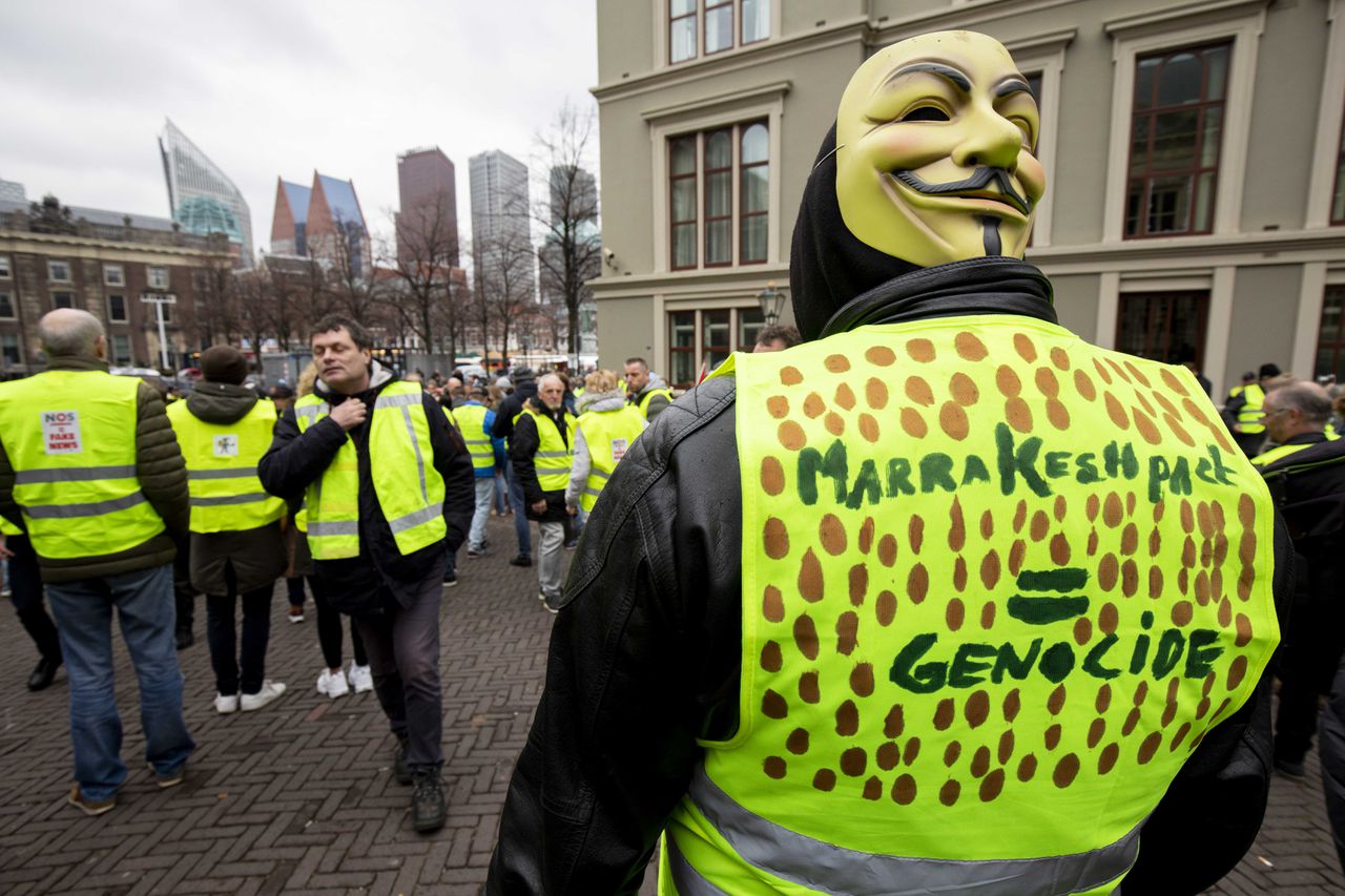 Demonstranten in gele hesjes op het Plein in Den Haag.