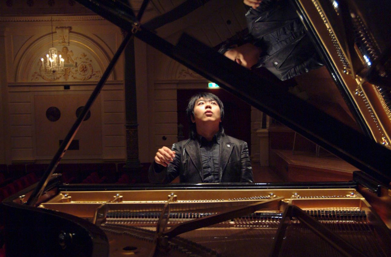 Pianist Lang Lang, bij zijn debuut in de serie Meesterpianisten in het Concertgebouw in Amsterdam, in 2005. Foto WFA / Frank van Rossum