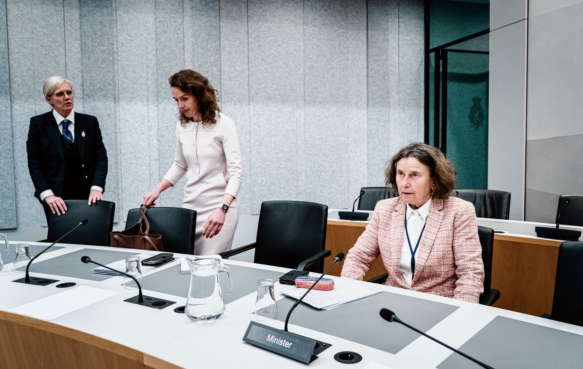 Minister Faber heeft de oppositie nodig, maar ze is nog niet van plan om compromissen te sluiten