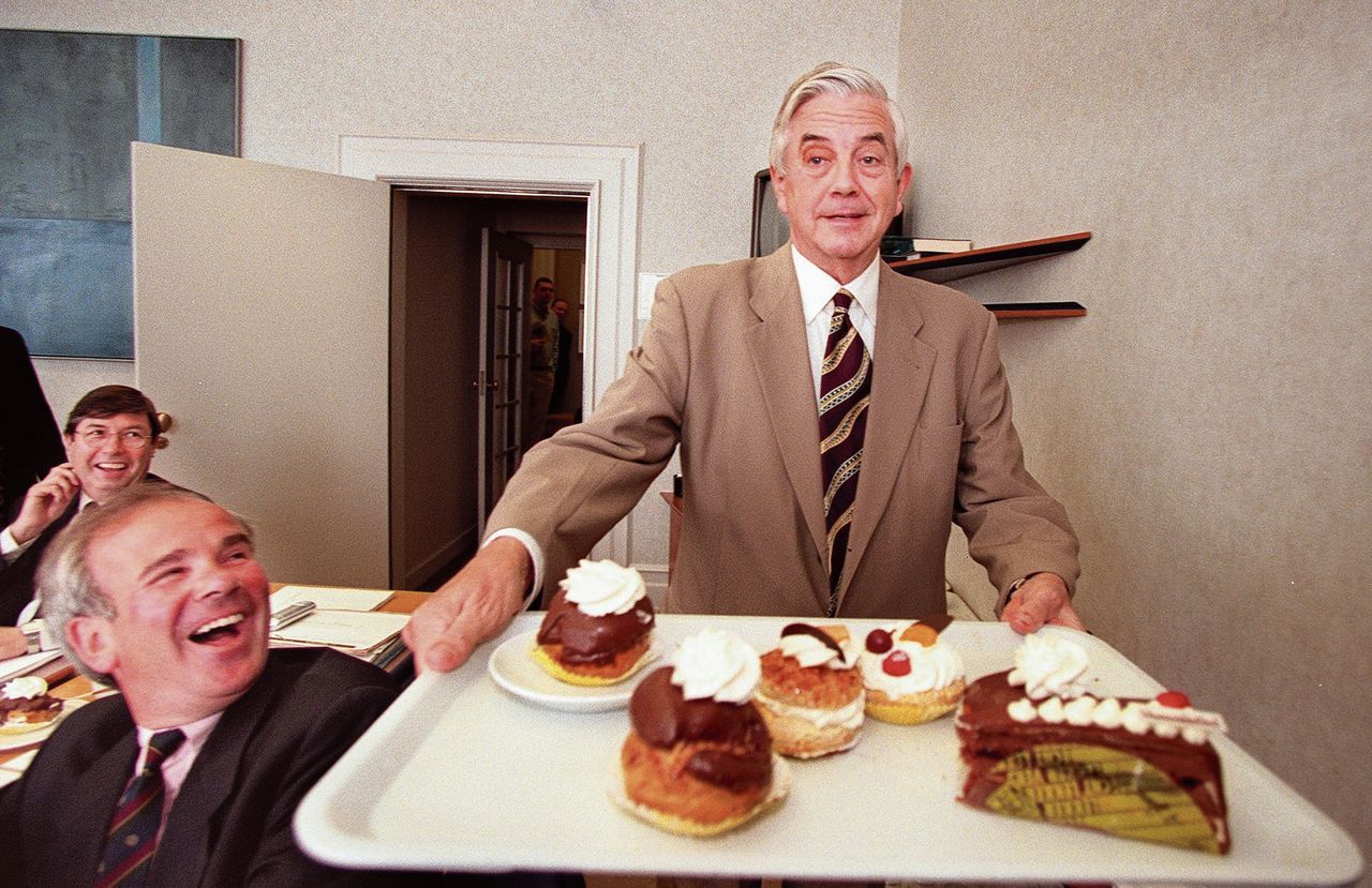 Frits Bolkestein viert het regeerakkoord van 1998 met Frans Weisglas, Henk van Hoof, en taart.