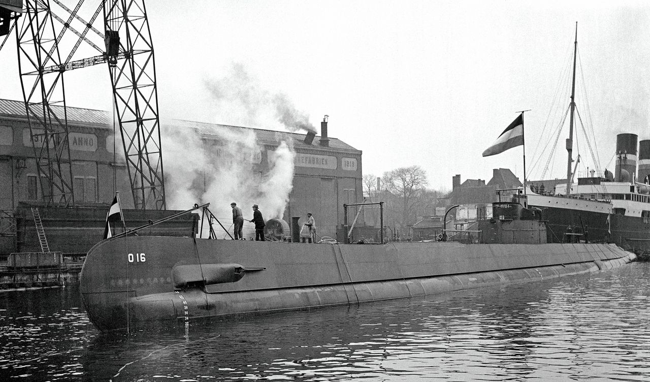 De tewaterlating van de Nederlandse onderzeeboot O16 in 1936, in Vlissingen.