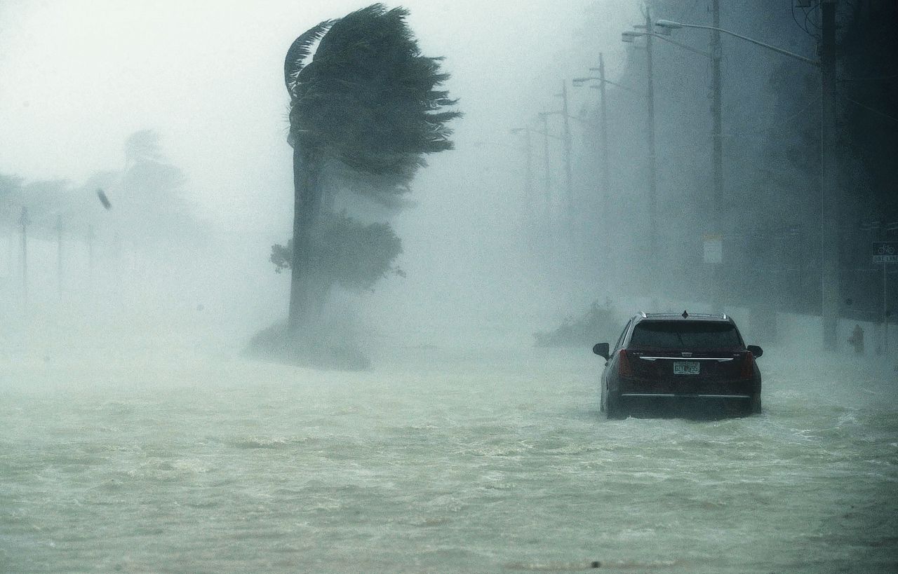 Stormwind en water striemen een verlaten auto op de boulevard van Fort Lauderdale. Zondagavond bereikte de orkaan Irma de Amerikaanse staat Florida.