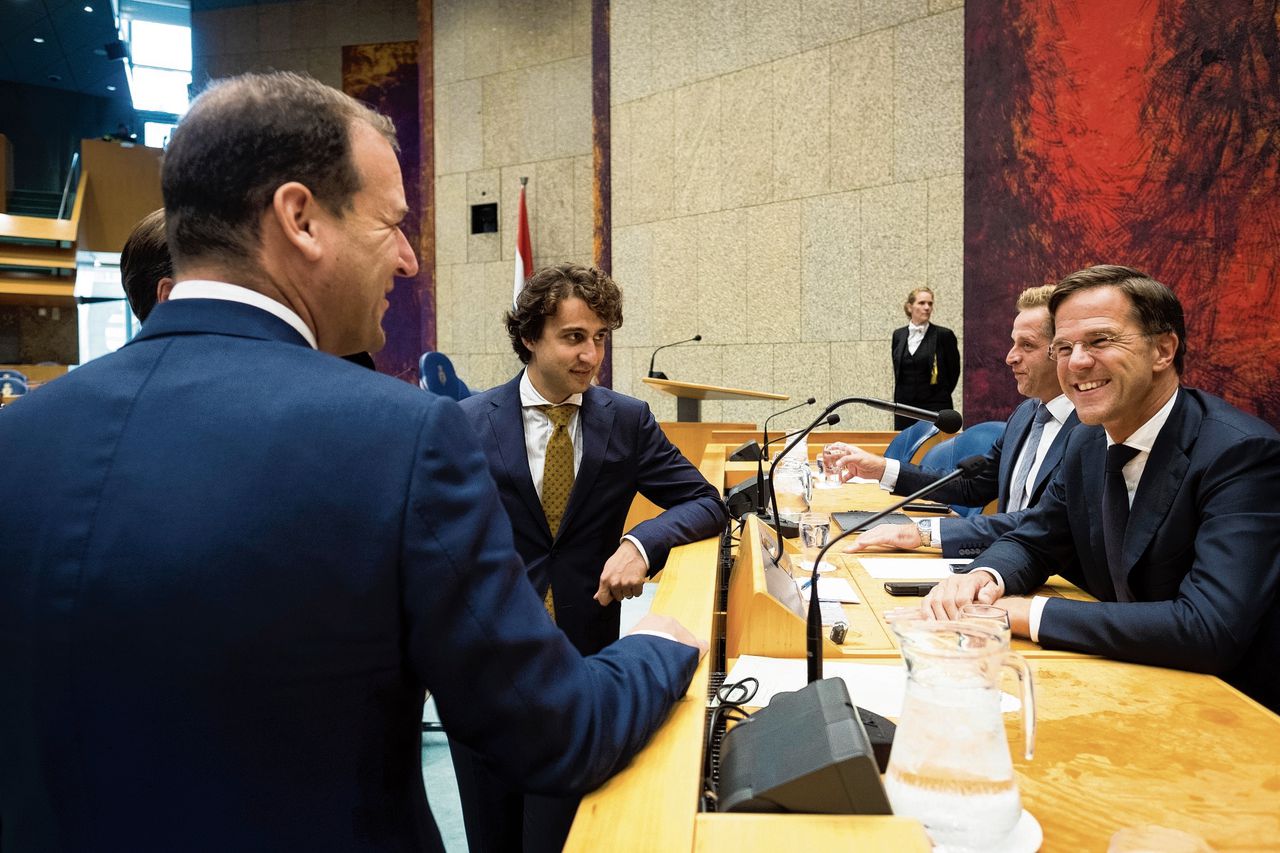 Fractievoorzitters Lodewijk Asscher (PvdA) en Jesse Klaver (Groenlinks) tijdens de Algemene Beschouwingen in gesprek met premier Mark Rutte (rechts), toen de verhoudingen nog goed waren.