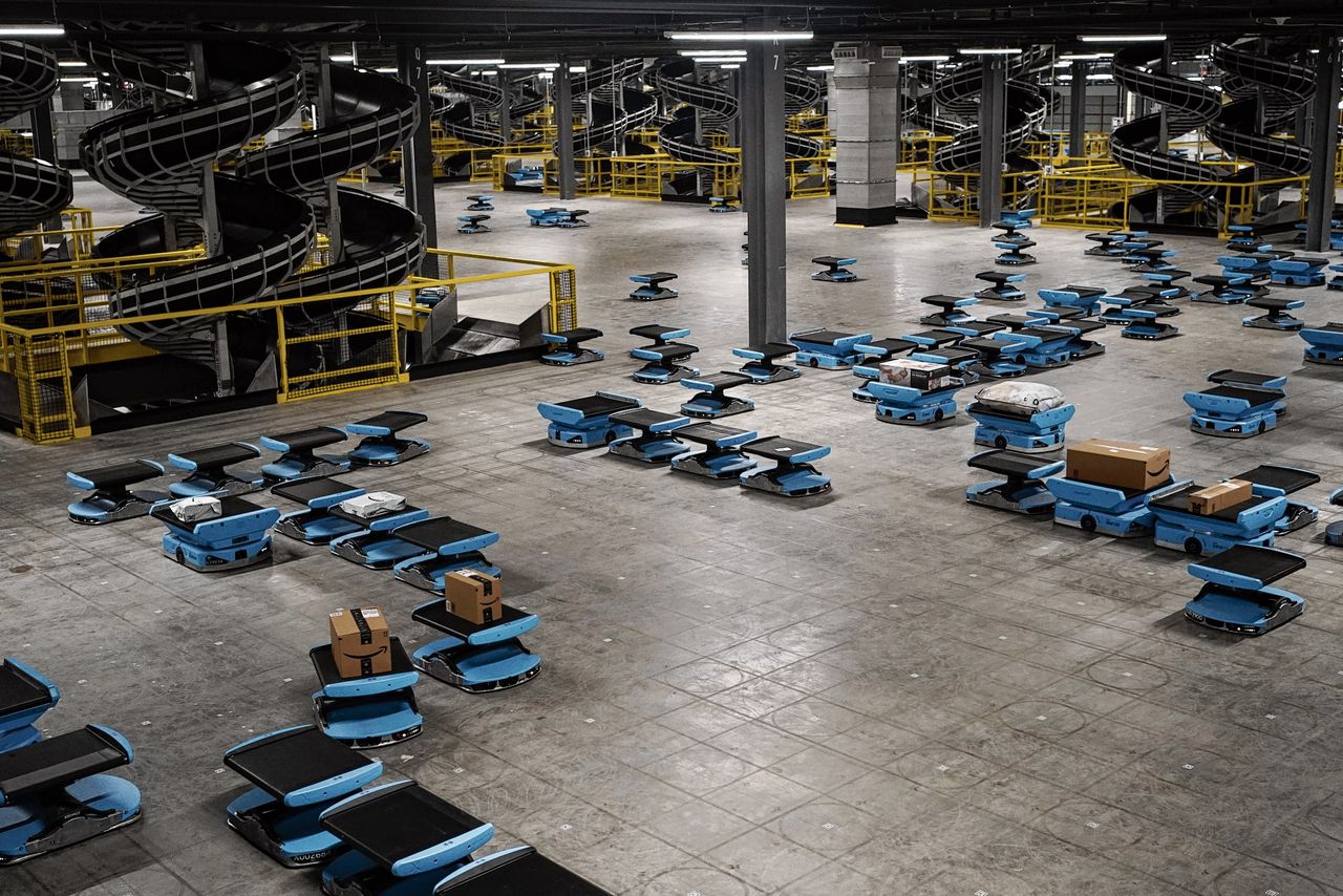 Logistiek centrum van Amazon, waar robots pakjes sorteren en vervoeren, op de luchthaven van Cincinnati (Ohio, VS).