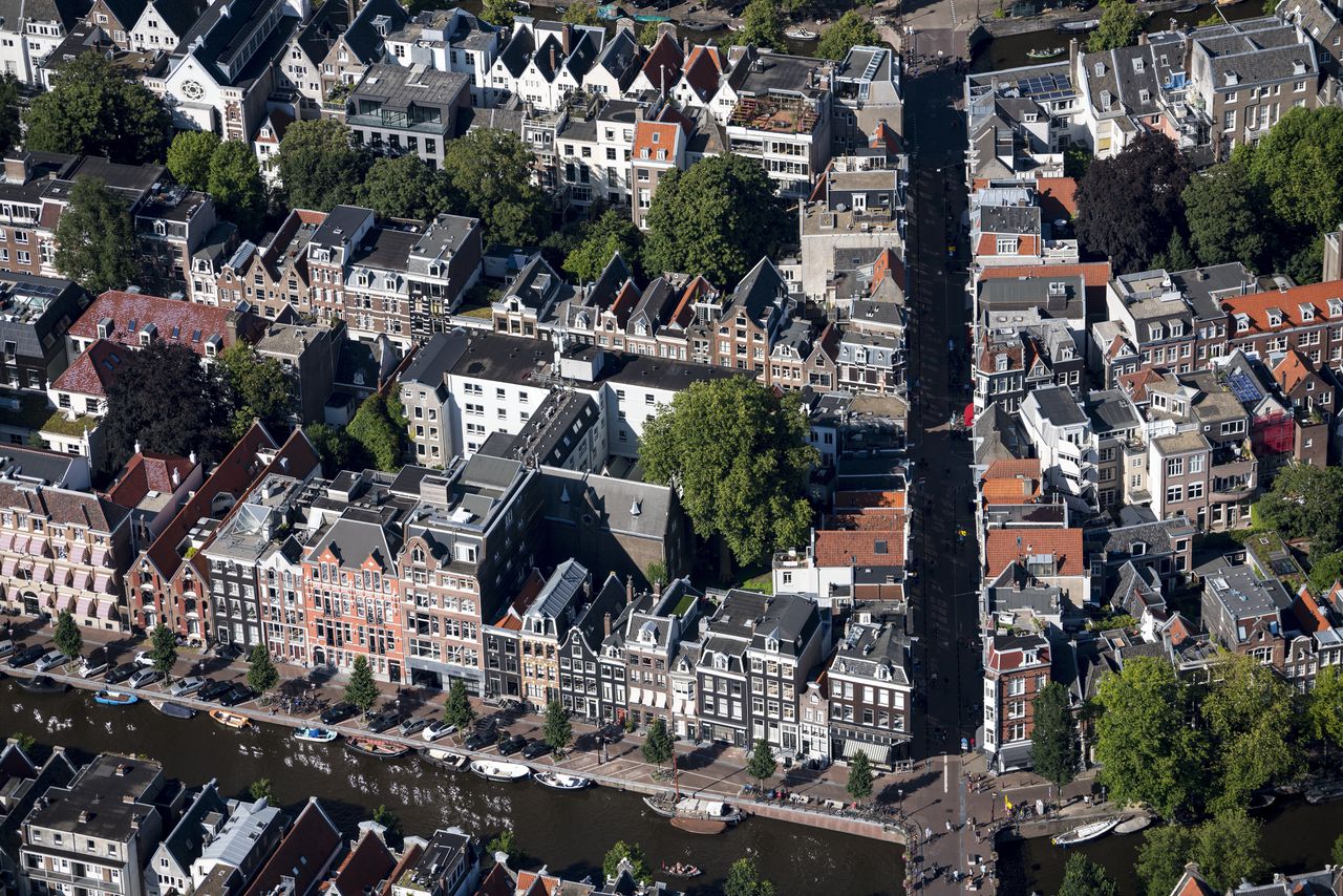 Een luchtfoto van de grachtengordel in Amsterdam. Het aantal particuliere huurwoningen in de stad is de afgelopen jaren sterk toegenomen.