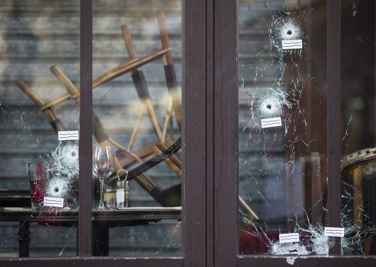 Kogelgaten in een caféruit na de aanslagen in Parijs in november 2015.