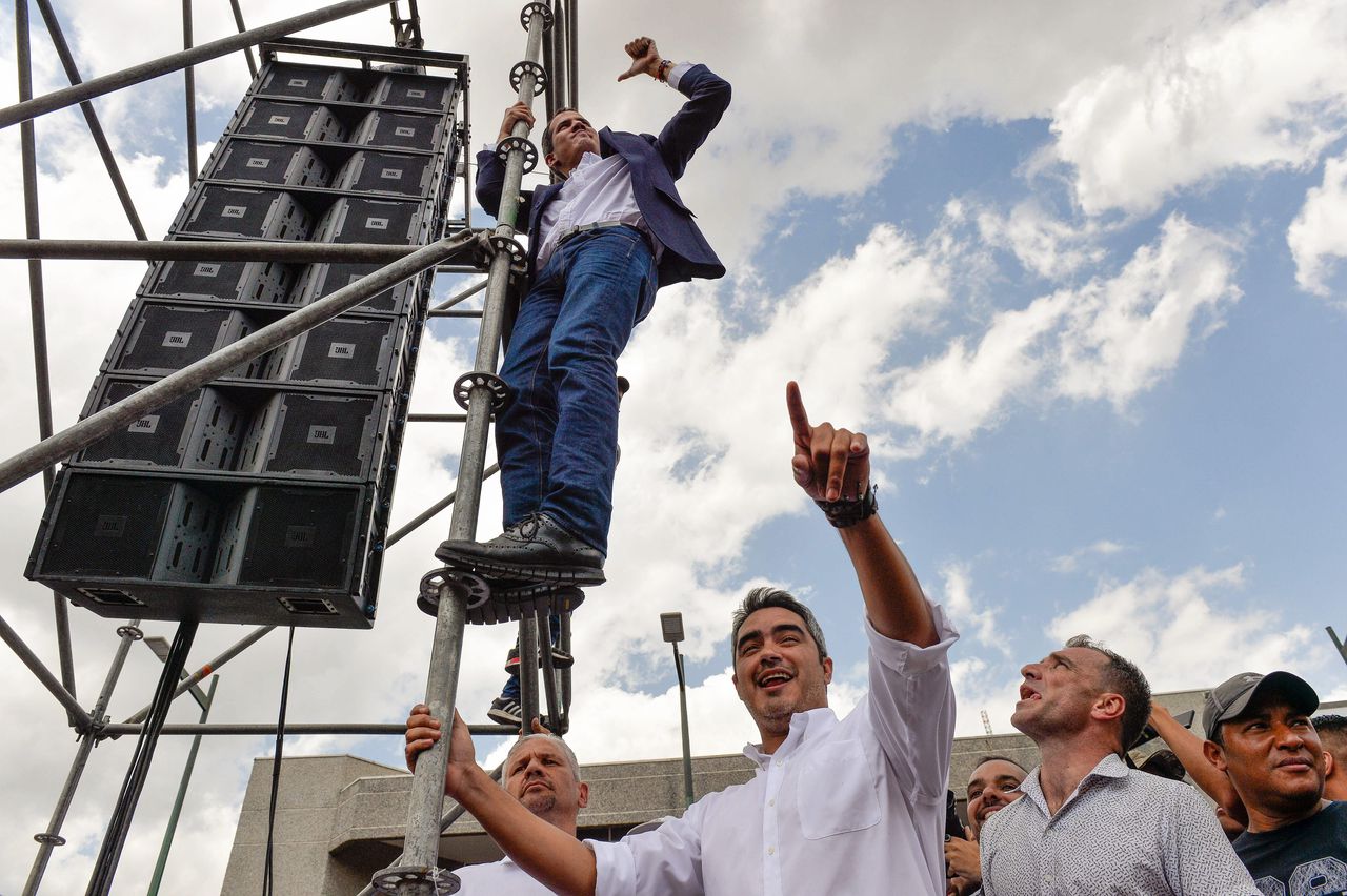 Guaidó klimt in een toren na aankomst in Caracas.