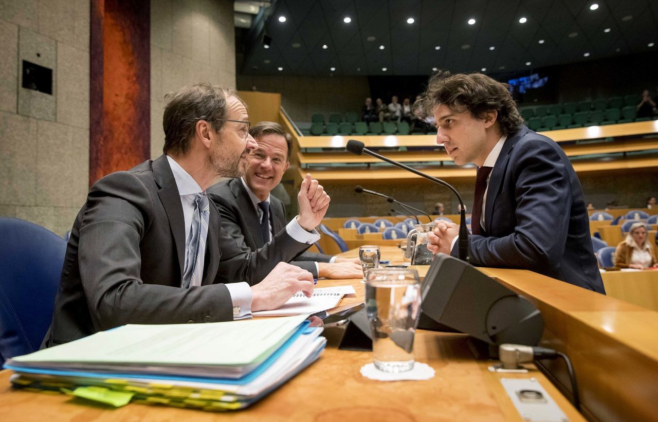 Jesse Klaver (GroenLinks) met Eric Wiebes, minister van Economische Zaken en Klimaat en premier Mark Rutte tijdens het debat over het klimaatakkoord van het kabinet.