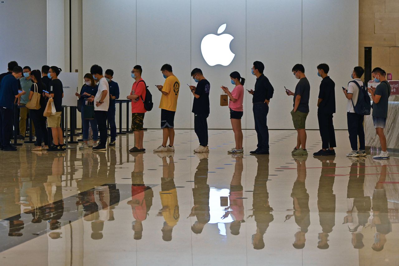 In de rij voor de iPhone 13 in Nanning, China. Foto Li Dongping / Costfoto/Barcroft Media via Getty Images)