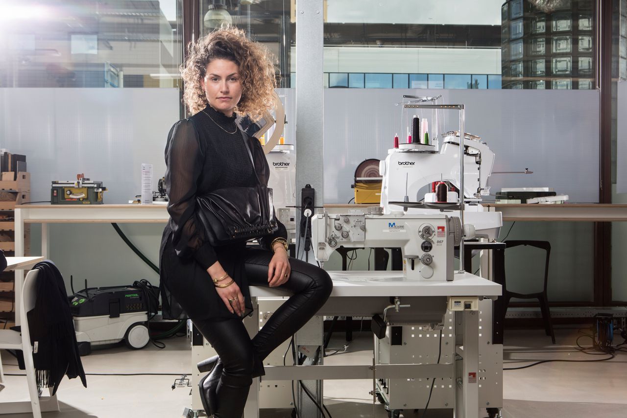 Maaike Duijvekam uit Leiden doet een opleiding creatief vakman, met als specialisatie tassen. „Beste keuze die ik ooit heb gemaakt.”