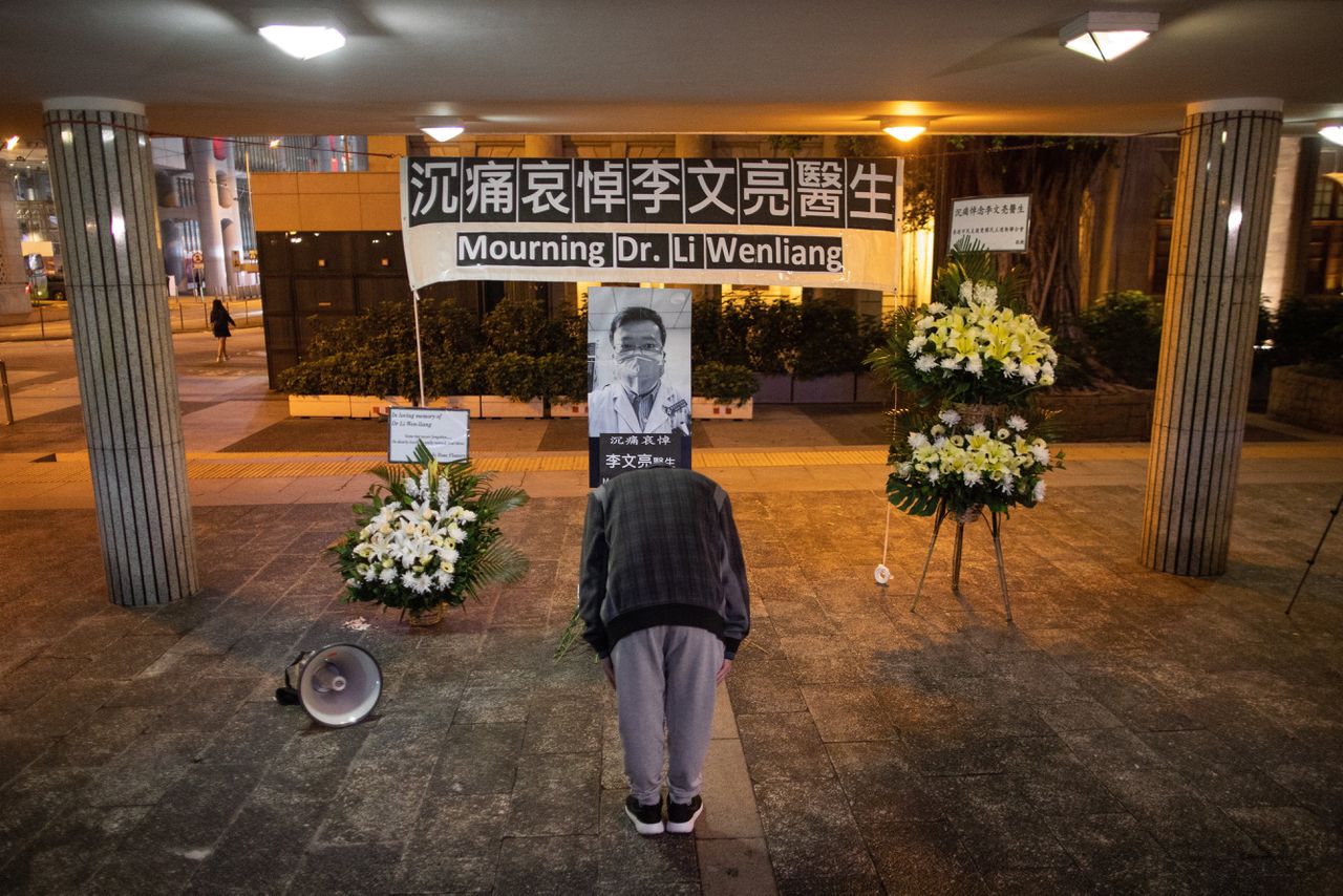 Eerbetoon aan de Chinese arts Li Wenliang in Hongkong, 7 februari 2020. Li sloeg al vroeg alarm over het coronavirus maar werd door autoriteiten het zwijgen opgelegd. Hij overleed door Covid-19.