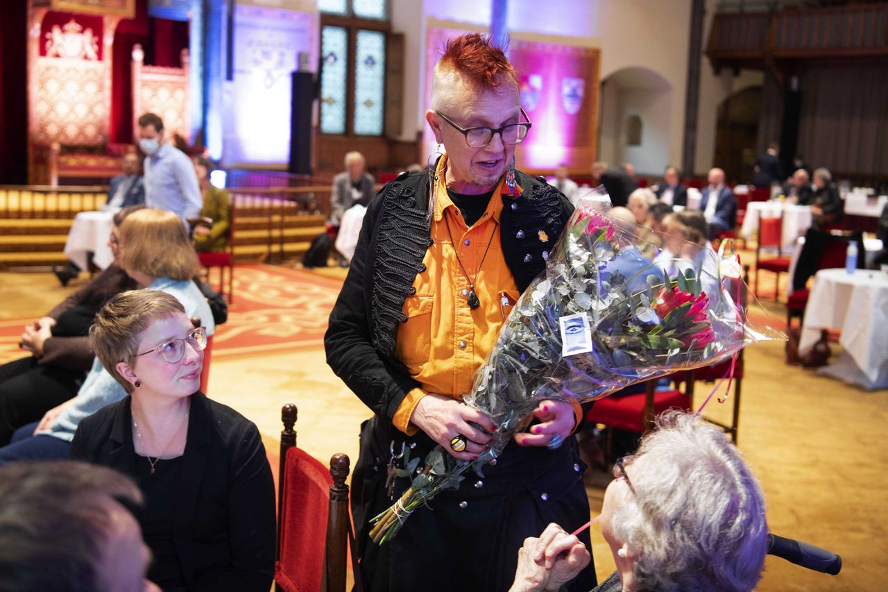 Een ervaringsdeskundige krijgt bloemen in de Ridderzaal waar demissionair minister Ingrid van Engelshoven (Onderwijs, Cultuur en Wetenschappen, D66) namens het kabinet excuses aanbiedt voor de Transgenderwet.