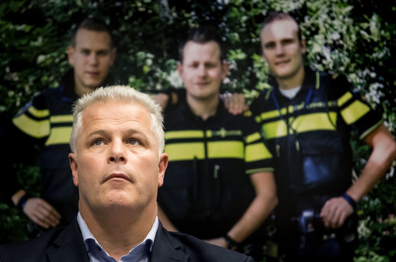Gerrit van de Kamp (vooraan) is op non-actief gesteld door politievakbond ACP.