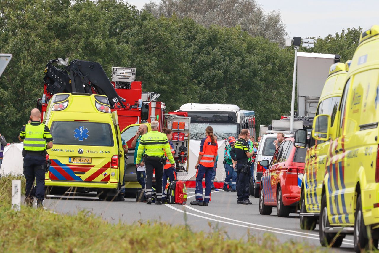 Veertien gewonden door botsing taxibus en lijnbus in Friesland 