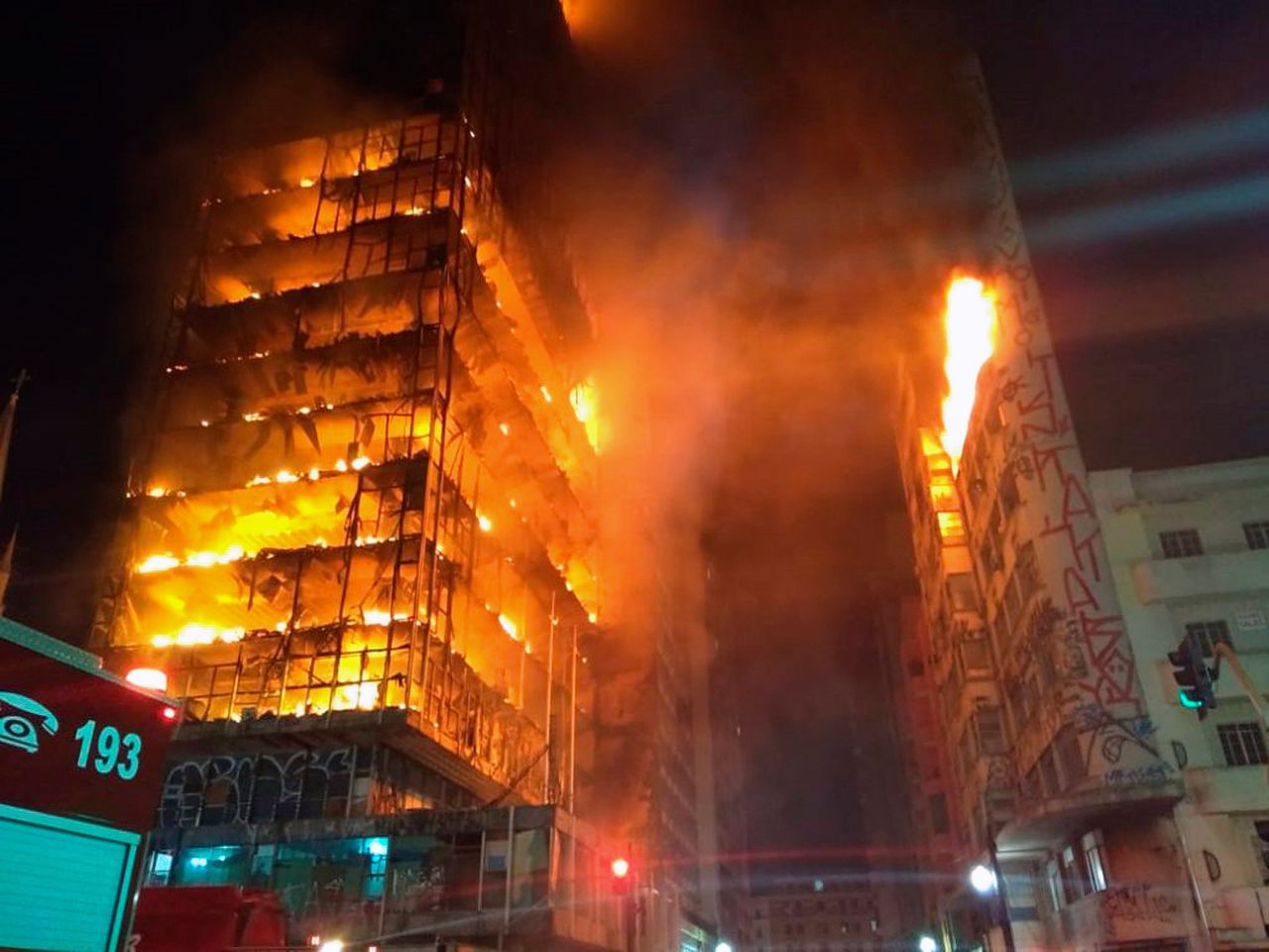 In de nacht van maandag op dinsdag ontstond een grote brand in het gebouw.