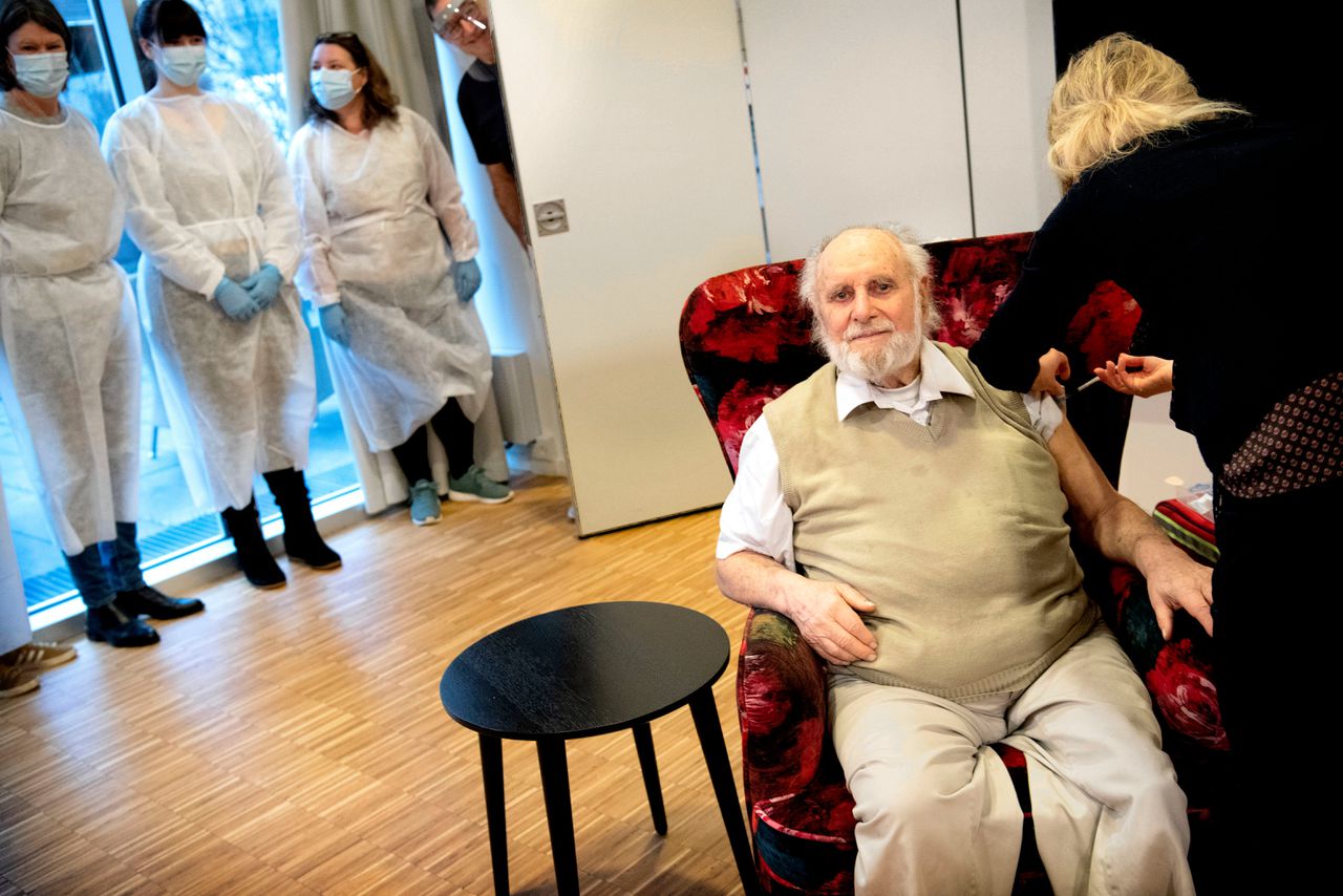 Een inwoner van een verpleeghuis in Kopenhagen krijgt een prik tegen het coronavirus.