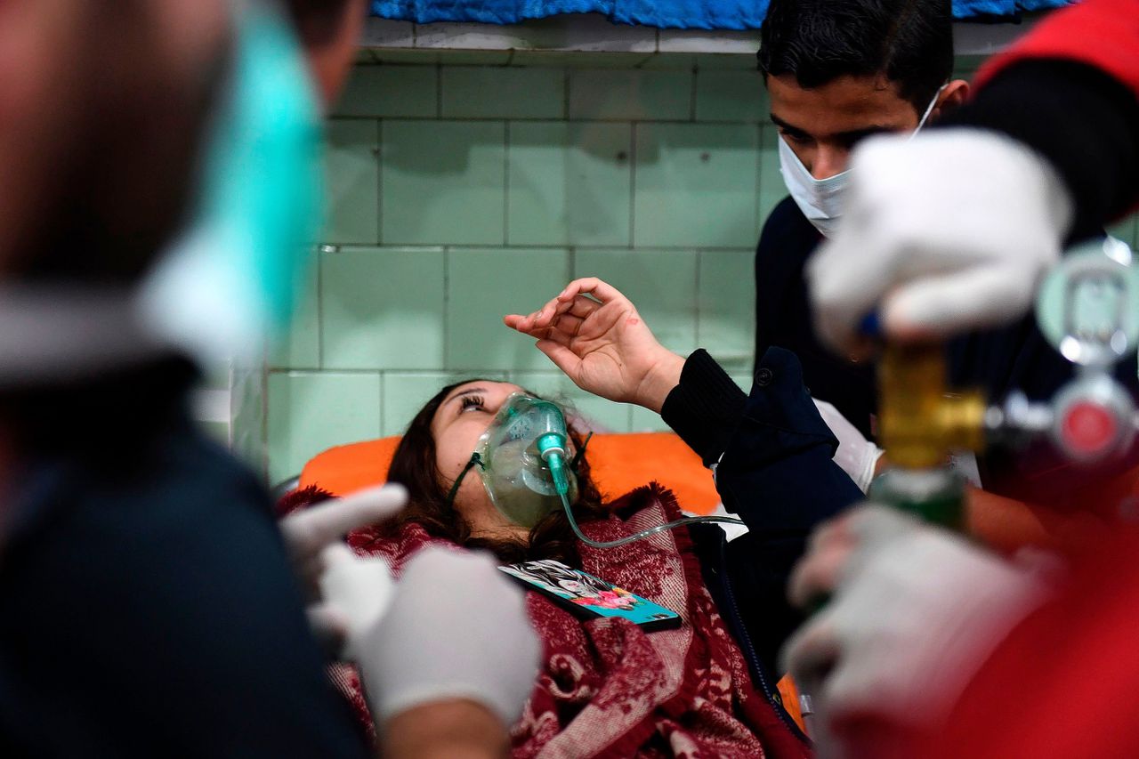 Een Syrische vrouw wordt behandeld in een ziekenhuis in Aleppo na een mogelijke chemische aanval afgelopen weekend.