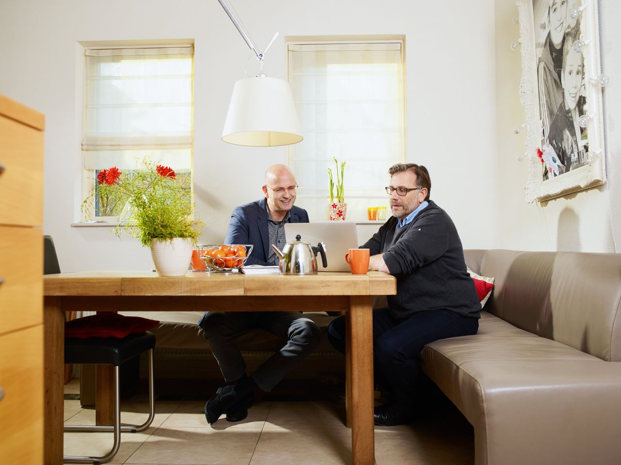 Frits Wilmsen (rechts) met een collega thuis aan de keukentafel in Purmerend.