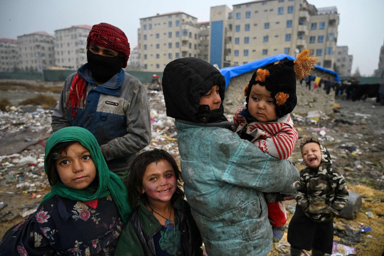 Binnenlandse vluchtelingenkinderen in een vluchtelingenkamp bij de Afghaanse hoofdstad Kaboel.