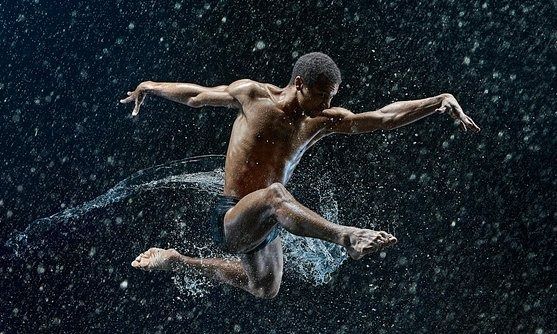 Een Afro-Amerikaanse ‘waterdanser’.