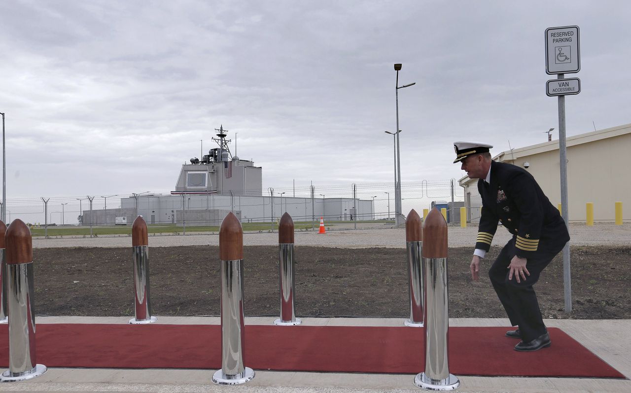 Een Amerikaanse officier bij de ingebruikstelling van het Aegis Ashore afweersysteem tegen ballistische raketten in Deveselu, Roemenië, in mei 2016. Het ‘raketschild’, op de achtergrond te zien, is een variant van het Aegis-systeem van de Amerikaanse marine.