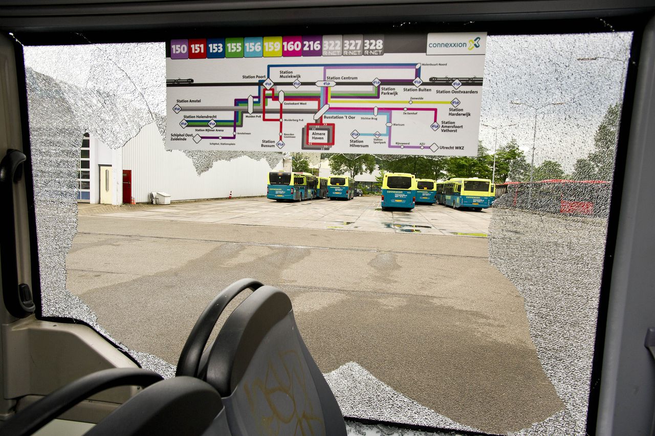In Almere is voor de tweede keer een bus van vervoersbedrijf Connexxion belaagd. Een man die nog mee wilde terwijl de bus al reed sloeg een ruit in. Hierbij kreeg een passagier glas in het oog.