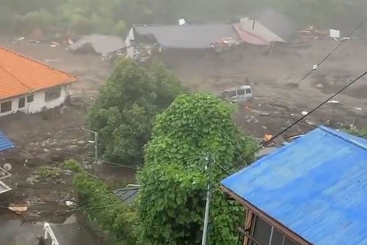 Twee doden en twintig vermisten na modderstromen Japan 