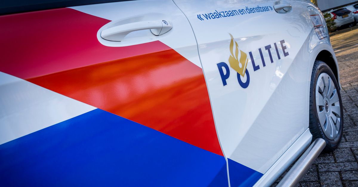 De politie is „dringend op zoek” naar een tot tbs veroordeelde man die is ontsnapt uit een resocialisatiehuis in Rotterdam. .