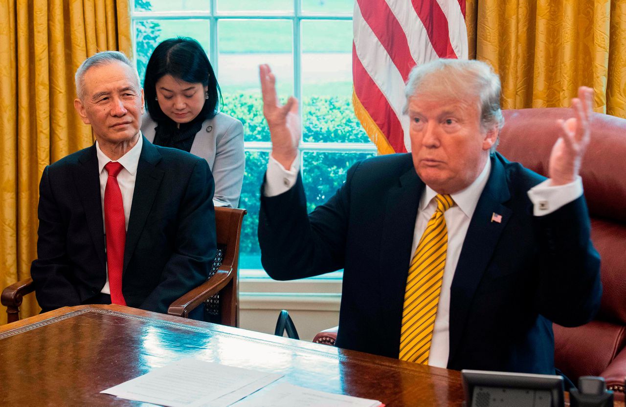 De Amerikaanse president Donald Trump tijdens een ontmoeting met de Chinese vice-premier Liu He in The Oval Office in april 2019.