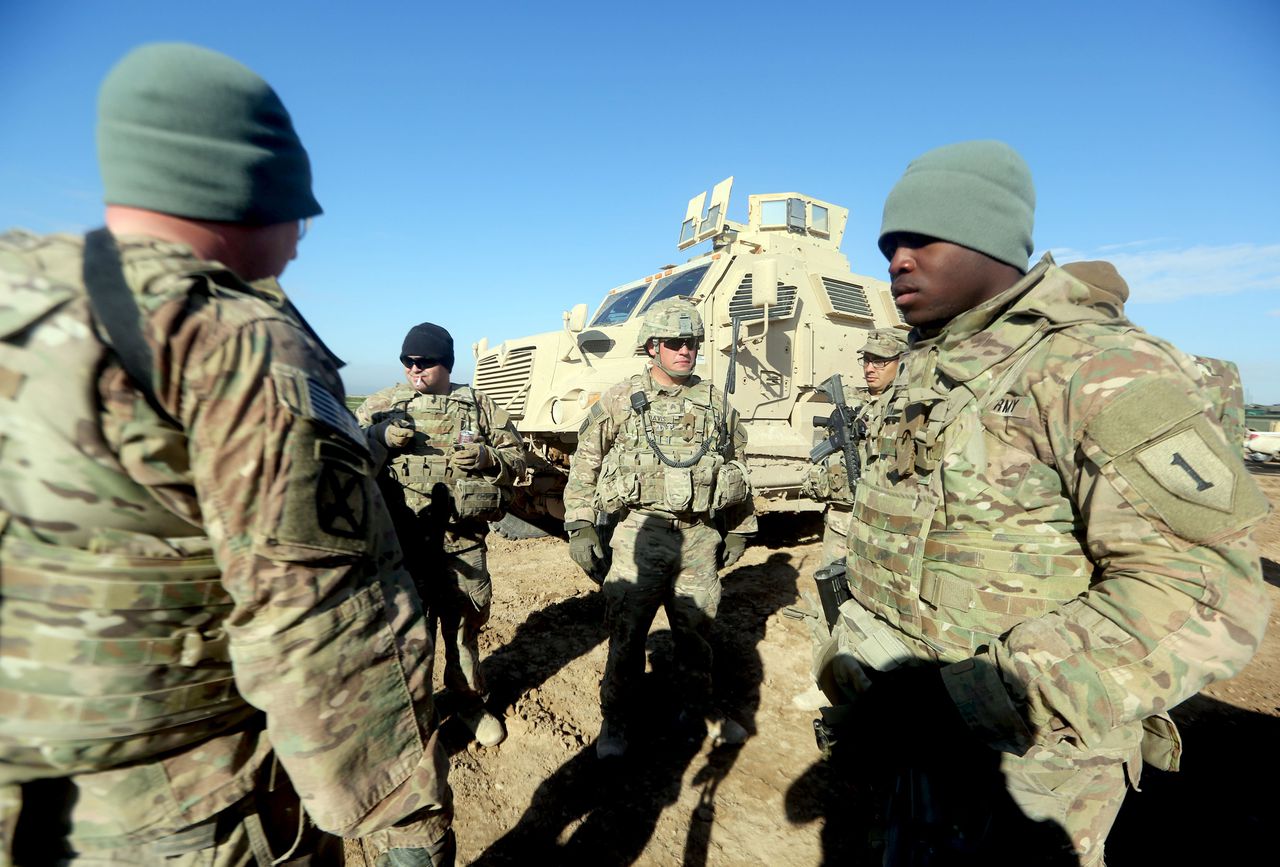 Amerikanen trainen Irakese soldaten.