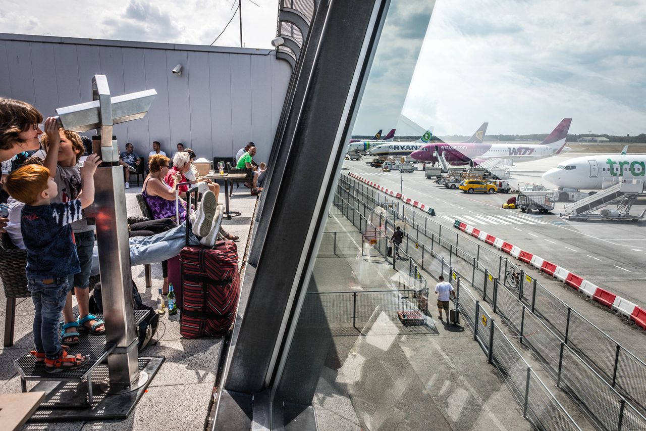 Vliegveld Eindhoven weer open na ontruiming wegens irriterende stof  