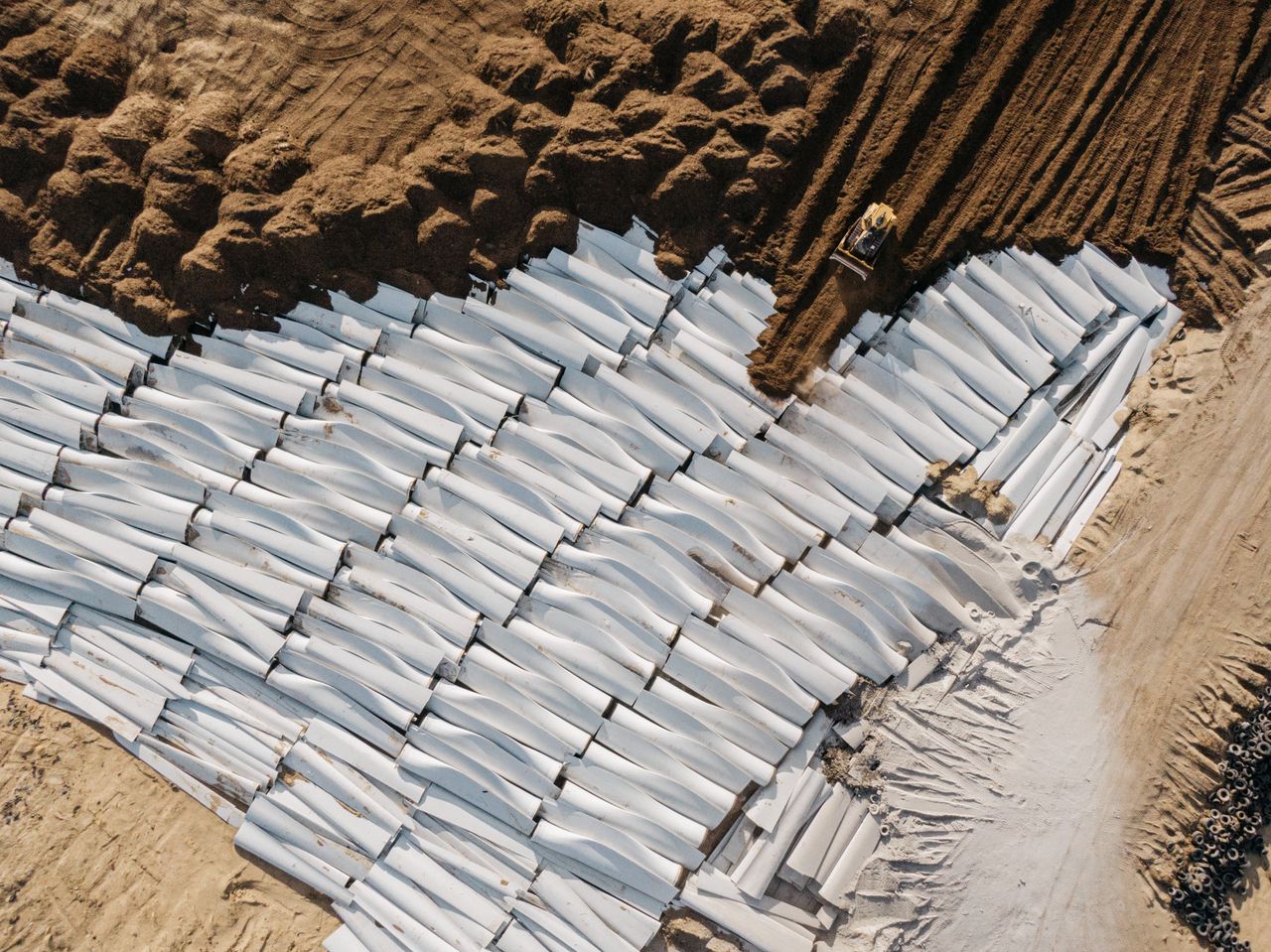 Turbinebladen worden begraven op een dumpplaats in Wyoming, VS.