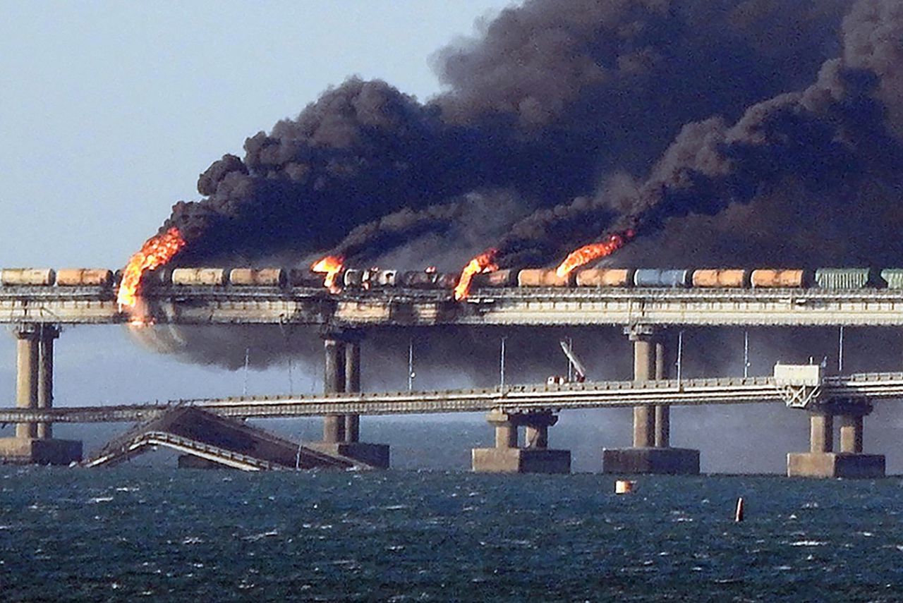 Brandende trein op de Krim-brug, na een explosie om 06.00 uur zaterdagochtend. Een deel van de autoweg is in zee gezakt.