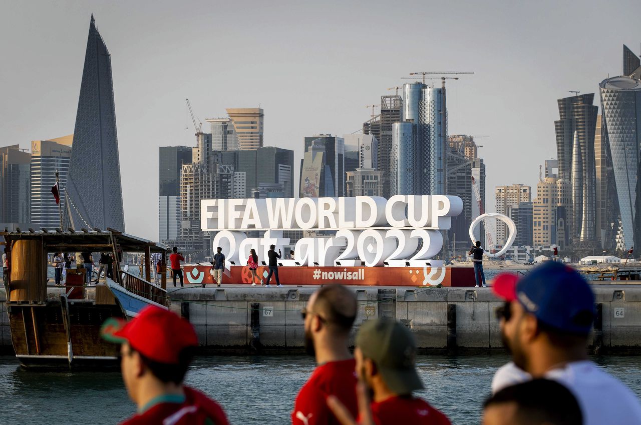 Het logo van het WK voetbal met op de achtergrond West Bay in Doha.