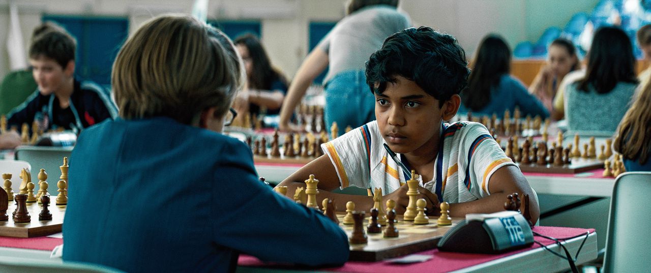 Assad Ahmed als schaakkampioen Fahim Mohammad die als achtjarige asielzoeker naar Frankrijk kwam.