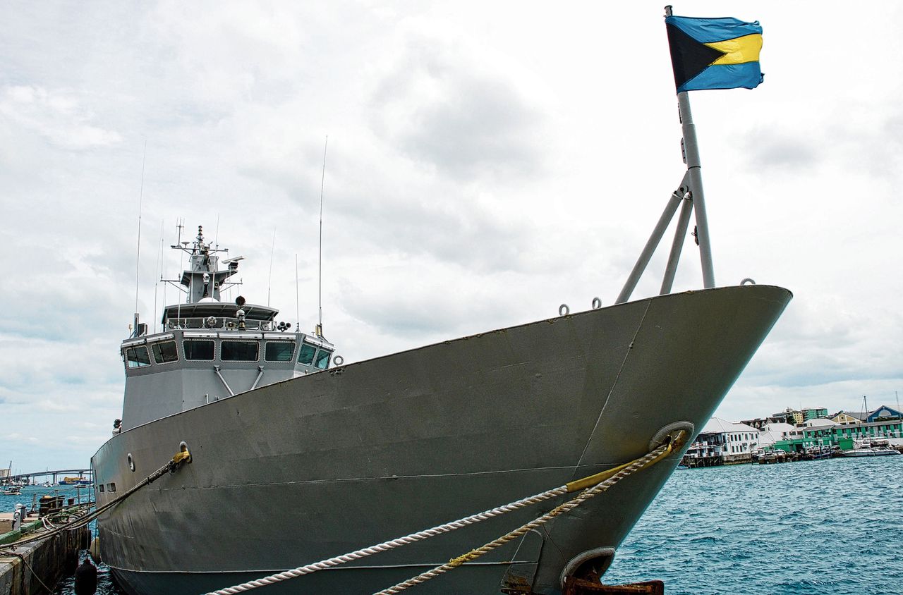 Een patrouilleboot van de Bahamaanse defensie bij de hoofdstad Nassau.