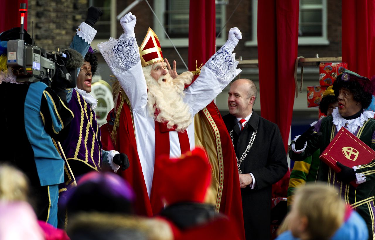 Sinterklaas juicht bij zijn aankomst in Dordrecht in 2011.