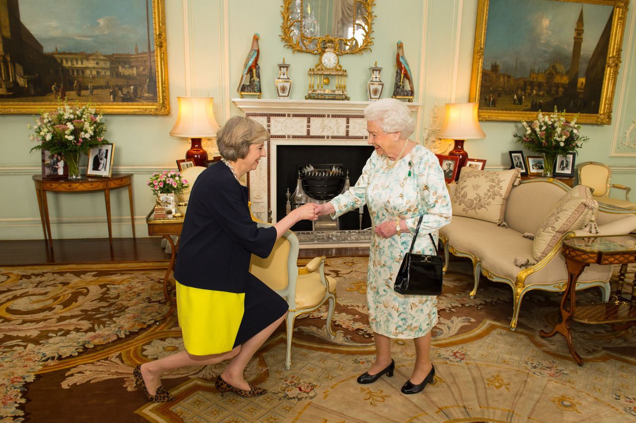 Theresa May op audiëntie bij koningin Elizabeth II.