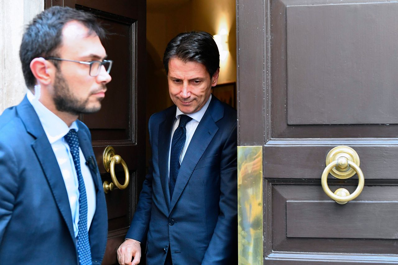 De beoogde Italiaanse premier Giuseppe Conte verlaat zijn huis voor de ontmoeting met de Italiaanse president.