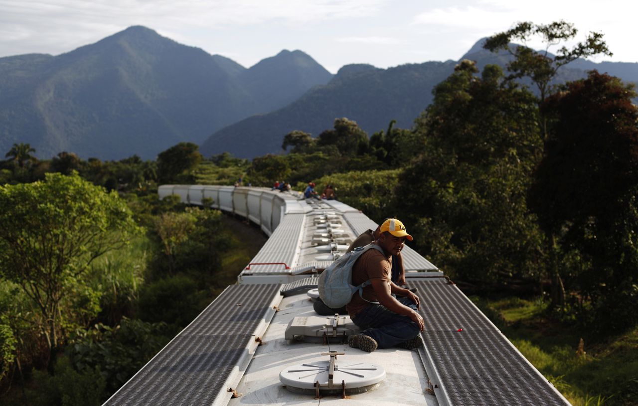 Bij controles van de Mexicaanse immigratiedienst klimmen soms honderden agenten tegelijk de treinen op, terwijl de illegalen van de daken springen en vluchten. Foto Reuters Honduran immigrants ride on the top of a freight train on their way to the border with the United States in La Patrona, near Cordoba in the state of Veracruz November 3, 2010. Every day, hundreds of Central American immigrants try to cross from Mexico to the United States, according to National Migration Institute of Mexico. REUTERS/Eliana Aponte (MEXICO - Tags: TRANSPORT POLITICS SOCIETY)