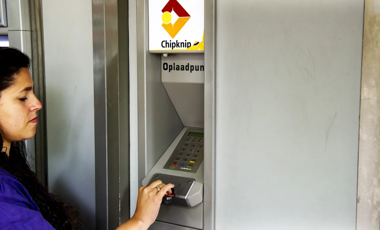 ABN Amro, ING en Rabobank gaan geld chipknip terugstorten - NRC