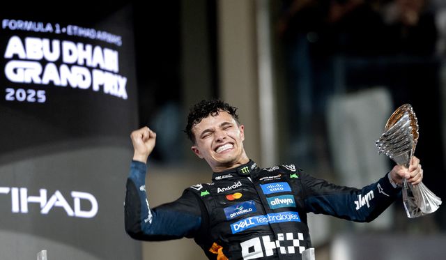 Lando Norris (McLaren) viert zijn wereldtitel op het podium van het Yas Marina Circuit.