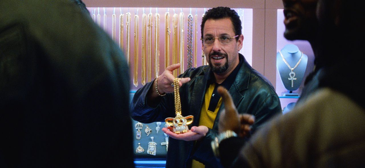 Juwelier Howard Ratner (Adam Sandler) toont een pronkstuk uit zijn collectie.