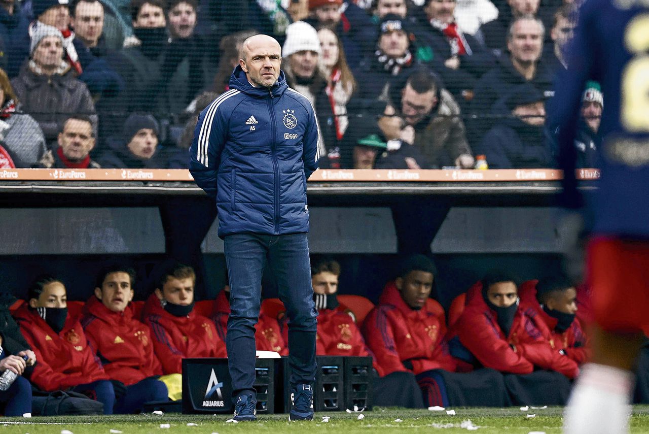 Ajax-coach Alfred Schreuder stond zondag in de Kuip regelmatig aan de zijlijn tijdens de wedstrijd tegen Feyenoord (1-1).
