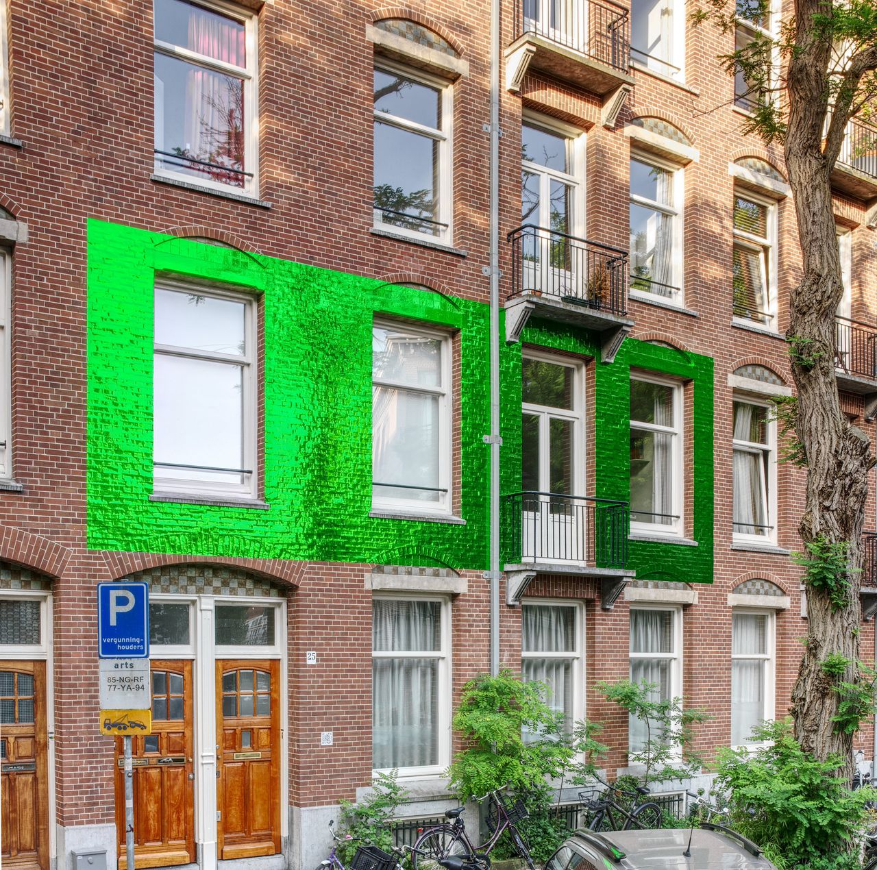 Esther Tielemans: Scenery (Our House), 2021. Installatie van carwrap-folie op gevel i.o.v. Welcome Stranger