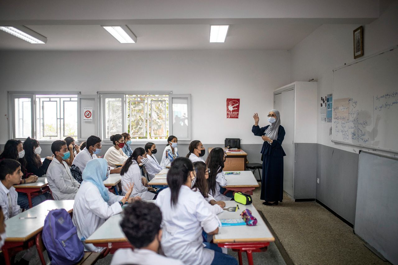 Waarom moeten in Marokko op school alleen meisjes een wit jasje over hun kleren? 