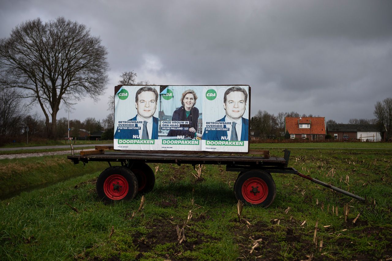 Campagneposters van het CDA voor de Tweede Kamerverkiezingen op 17 maart dit jaar in de buurt van Hellendoorn.